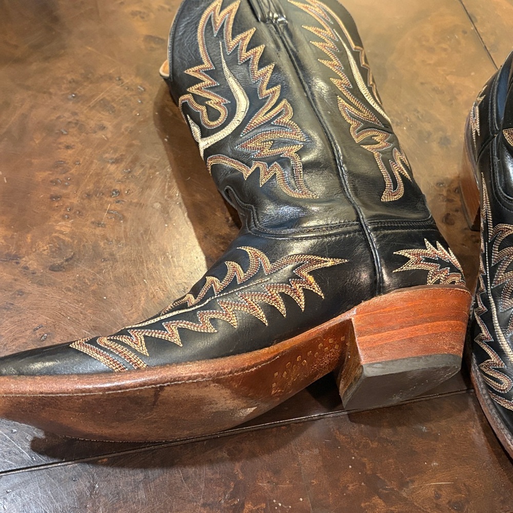Lucchese women's cowboy boots these are size 8.5 B

Great condition - Picture 7 of 13